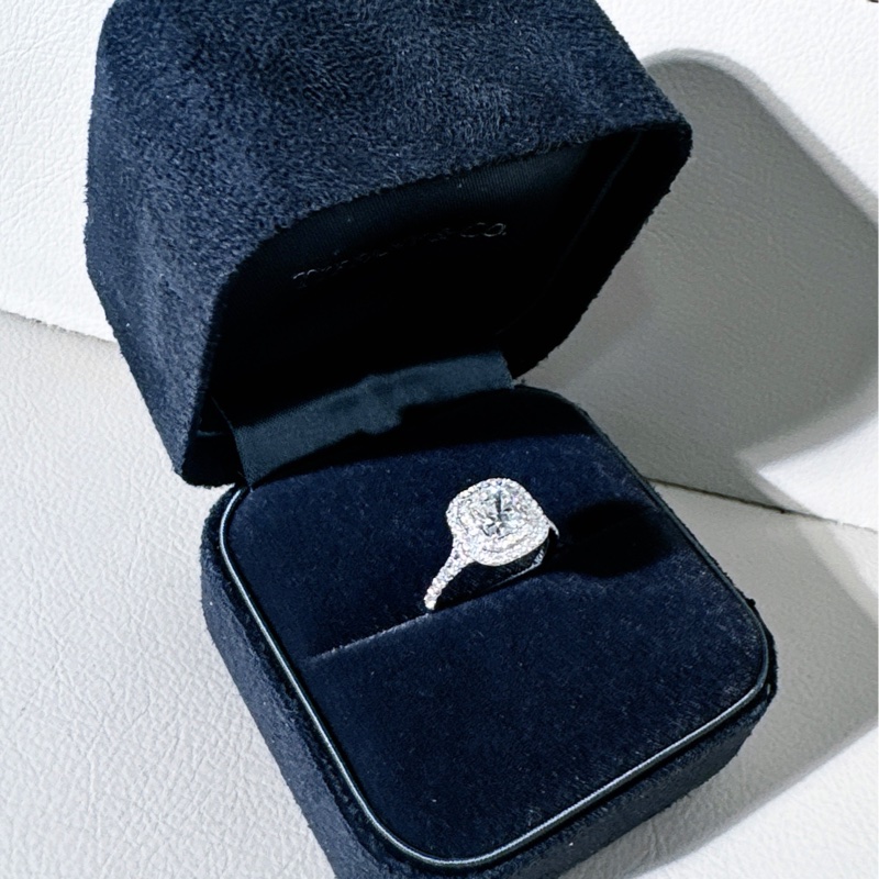 Tiffany蒂芙尼 Soleste系列 鉑金鑲鑽枕形鑽石戒指,美碼 4.5 碼,歐碼 48 號,主鑽 97分,F 色-3