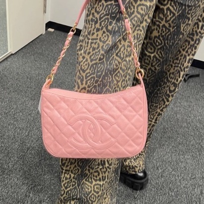Chanel香奈兒 櫻花粉荔枝皮hobo單肩腋下包 7開 Jennie同款 荔枝紋牛皮包身➕粉色金鍊 簡約又有辨識度 尺寸：28x19x9cm