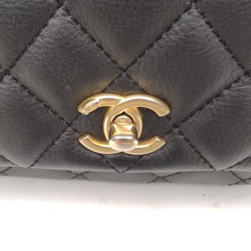 CHANEL 黑色牛皮28開金扣CF季節款手提handle郵差包-4