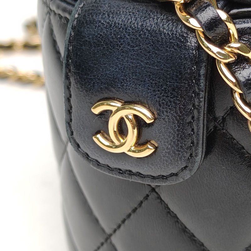 CHANEL 23C手柄圓桶化妝包黑色羊皮鐳射標金扣雙皮穿鏈-4