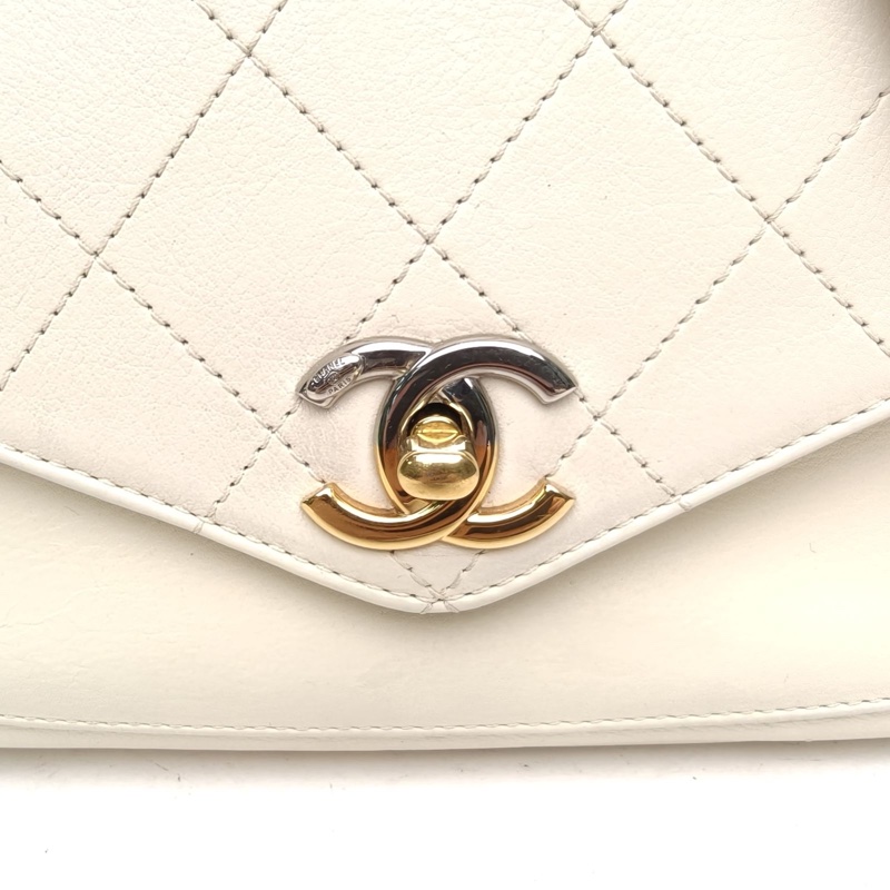 CHANEL 19S拼色鏈條鴛鴦扣信封郵差包白色牛皮27開金銀扣-4