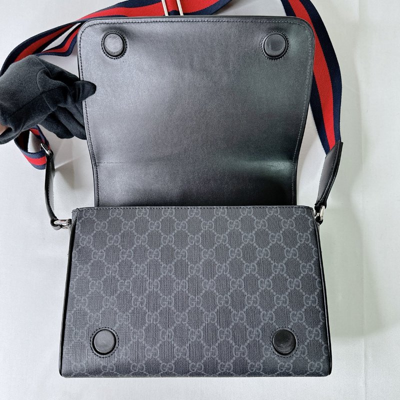 GUCCI 滿版老花磁吸掀蓋郵差包-6