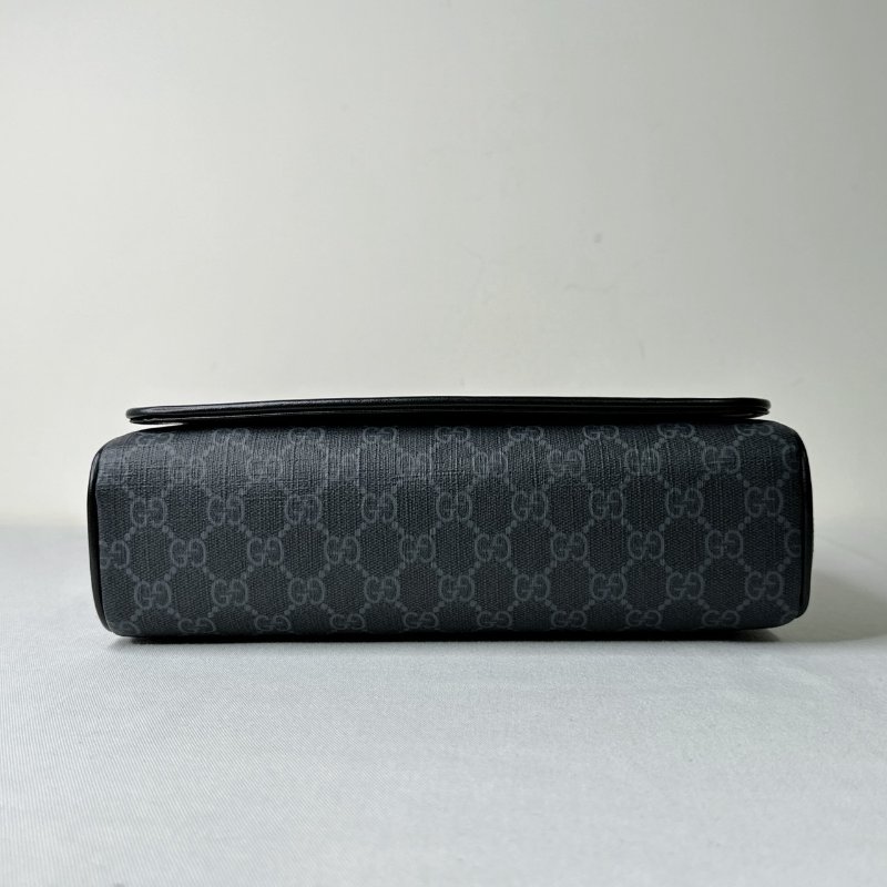 GUCCI 滿版老花磁吸掀蓋郵差包-10