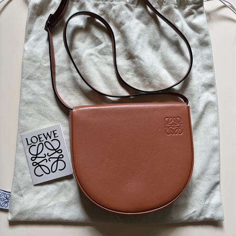Loewe heel pounch small咖啡色肩背包