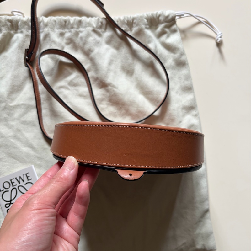 Loewe heel pounch small咖啡色肩背包-12