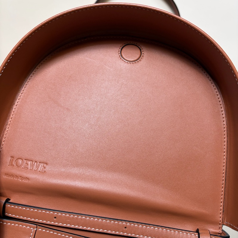 Loewe heel pounch small咖啡色肩背包-17