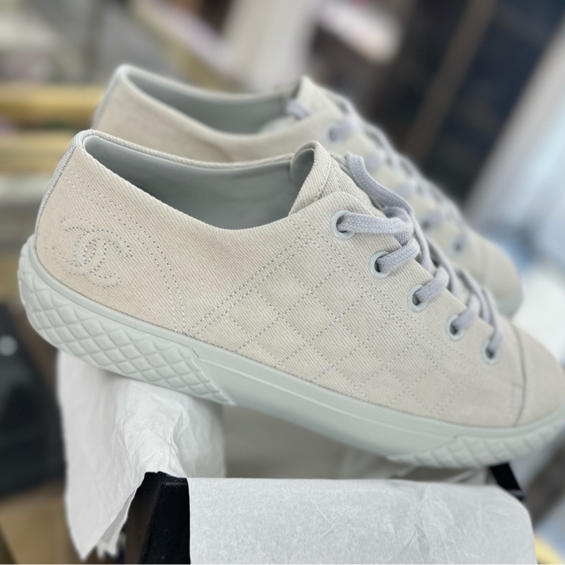 閒置新Chanel香奈兒 浮雕雙C餅乾鞋 女 白色板鞋 38 碼-0