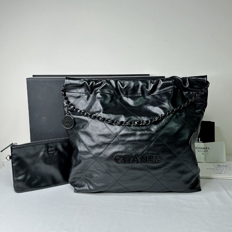 CHANEL 中款黑字22肩背包-1