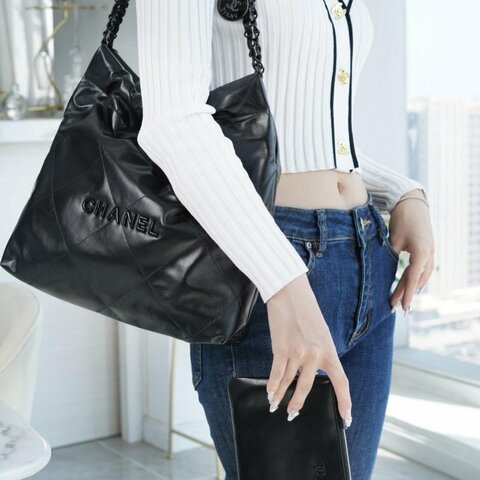 CHANEL 中款黑字22肩背包