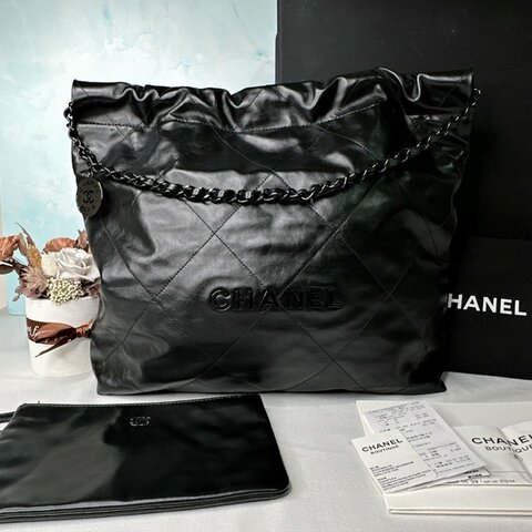 CHANEL 中號黑字22肩背包