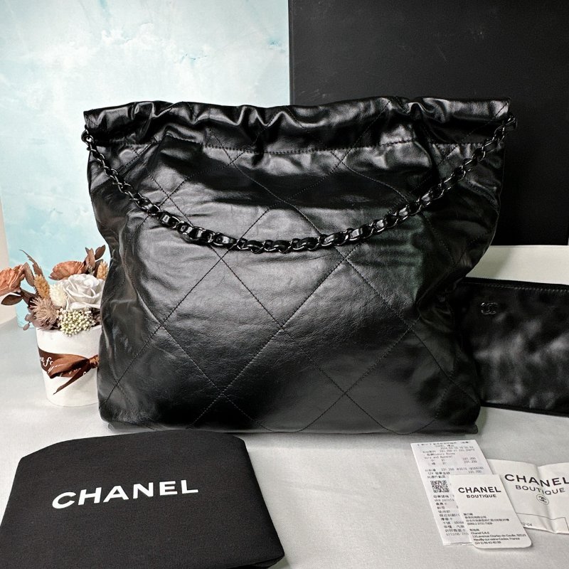 CHANEL 中號黑字22肩背包-1