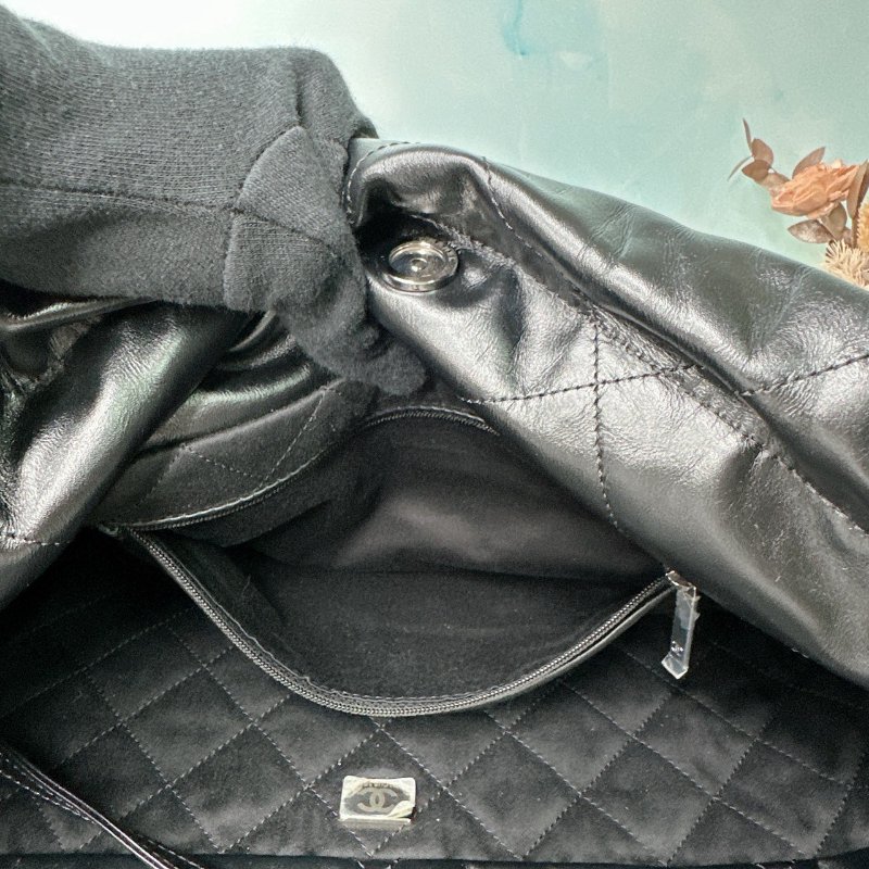 CHANEL 中號黑字22肩背包-5