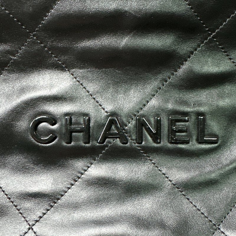 CHANEL 中號黑字22肩背包-6