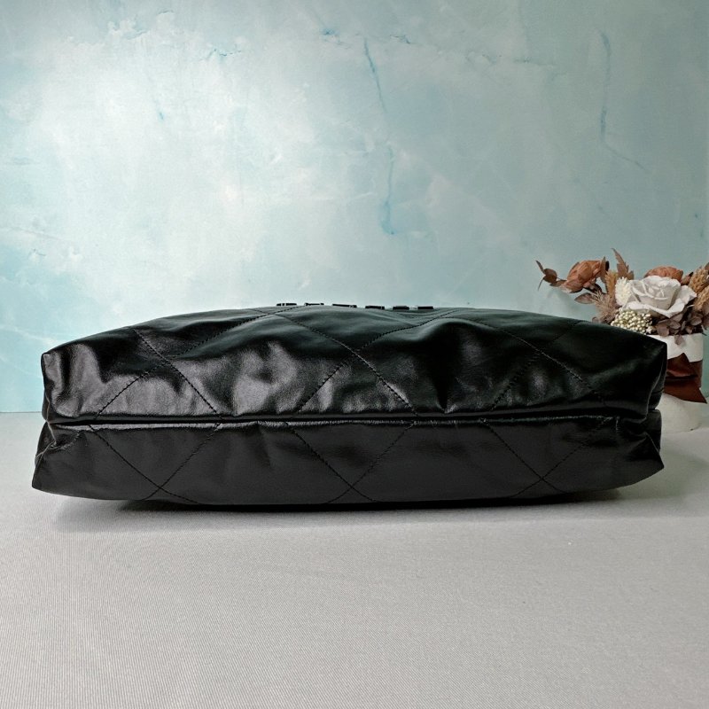 CHANEL 中號黑字22肩背包-7