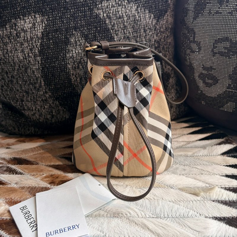 BURBERRY 格紋帆布小款水桶手拿包 全新-0