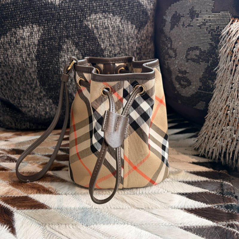 BURBERRY 格紋帆布小款水桶手拿包 全新-1