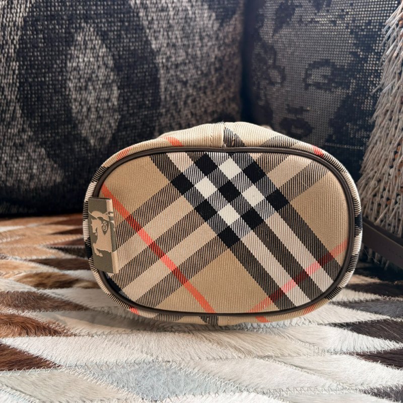 BURBERRY 格紋帆布小款水桶手拿包 全新-3
