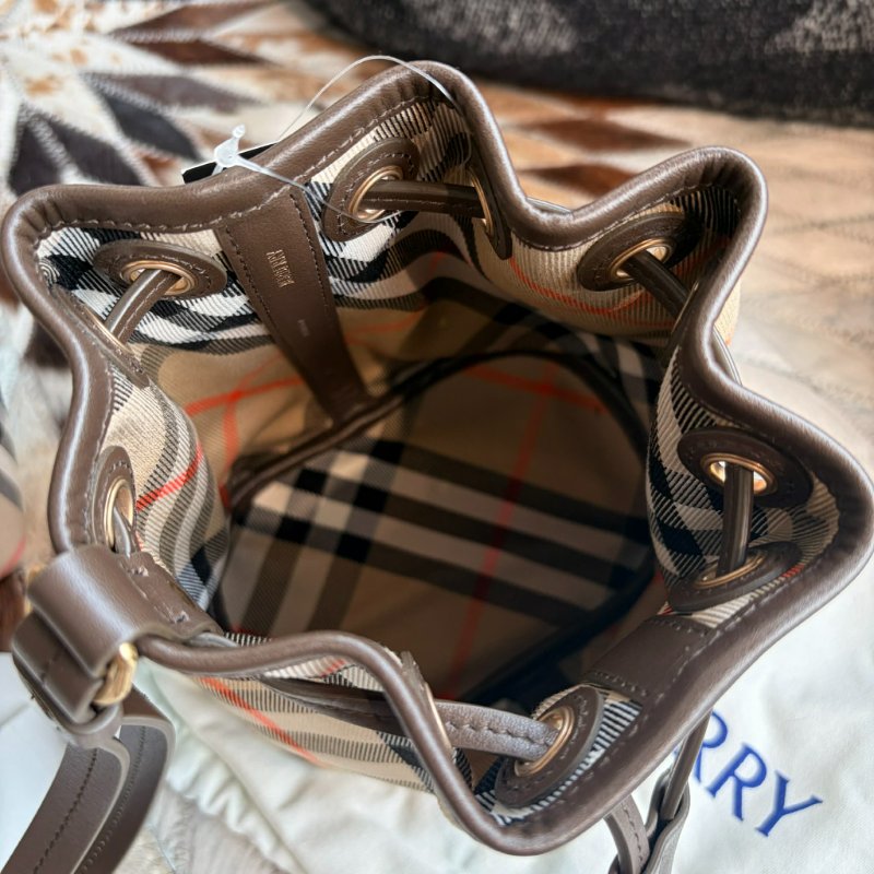 BURBERRY 格紋帆布小款水桶手拿包 全新-4