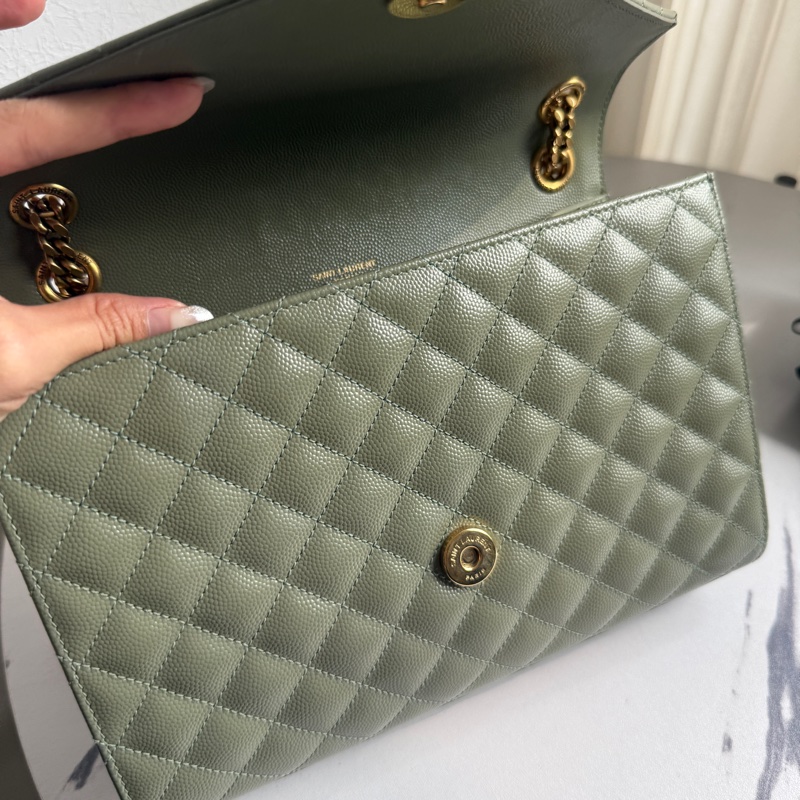 YsL 美美的綠色魚子醬斜背包-10