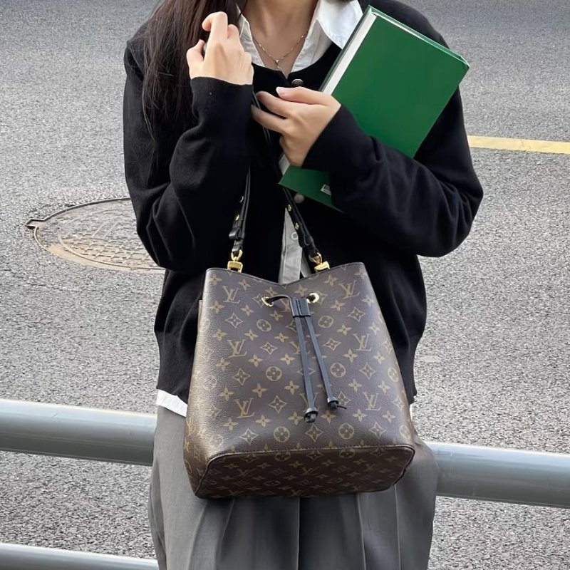 LV老花拚黑色內裡MM束口水桶包M44020-1