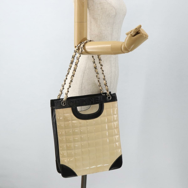 【日本直送】香奈兒 Choco Bar 鏈條肩背包 漆皮 米色 銀色 CC 標誌 正品 BA11764A-21