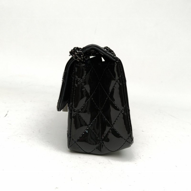 CHANEL 2.55口蓋包迷你黑色漆皮晶片開黑扣肩背包-1