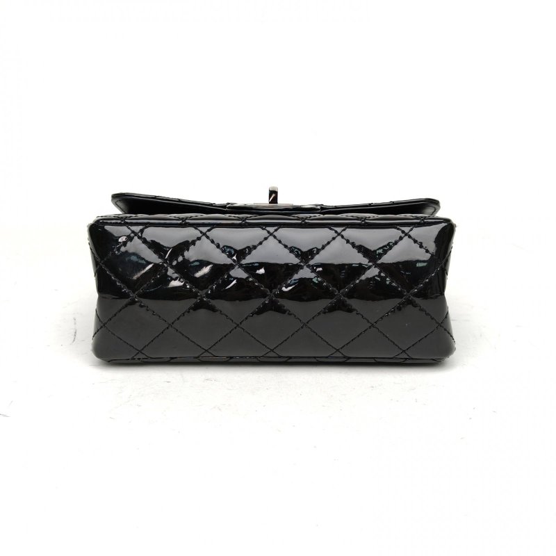 CHANEL 2.55口蓋包迷你黑色漆皮晶片開黑扣肩背包-4