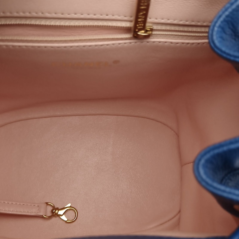 CHANEL 藍色荔枝牛皮24開琺瑯扣雙肩包-5