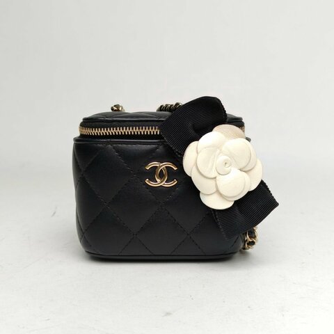 CHANEL 21P方盒子化妝包黑色羊皮金扣山茶花蝴蝶結皮穿鏈肩背包