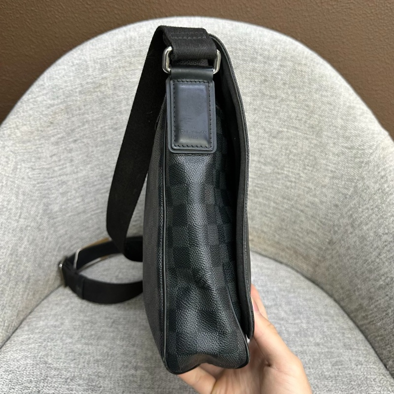 【NBA同款‼️帥爆了😆全網最低價】LV 黑色棋盤格 單肩包|斜背包|郵差包-3