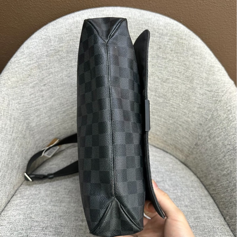 【NBA同款‼️帥爆了😆全網最低價】LV 黑色棋盤格 單肩包|斜背包|郵差包-4