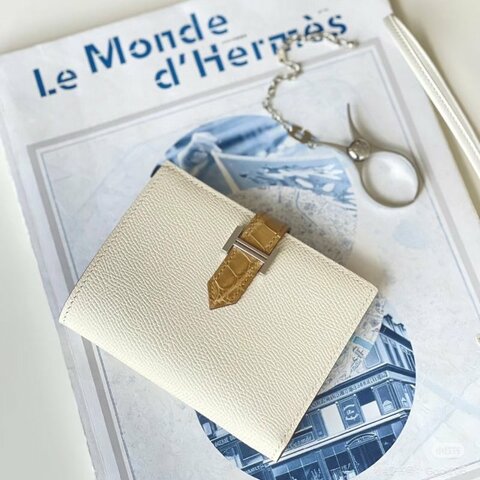 HERMES- Nata奶油白拚淺褐亮面鱷魚皮銀釦Bearn Epsom三折短夾