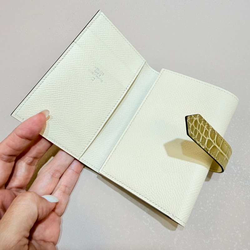 HERMES- Nata奶油白拚淺褐亮面鱷魚皮銀釦Bearn Epsom三折短夾-10