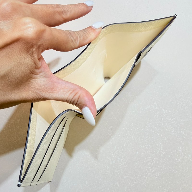 HERMES- Nata奶油白拚淺褐亮面鱷魚皮銀釦Bearn Epsom三折短夾-12