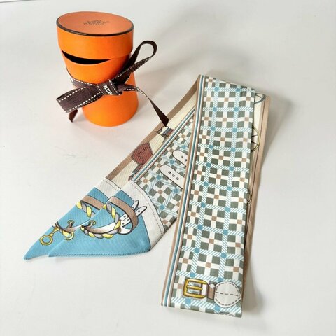 HERMES Les Voitures Nouvelles Twilly 真絲 雙面 馬車 白色配淺藍 絲巾