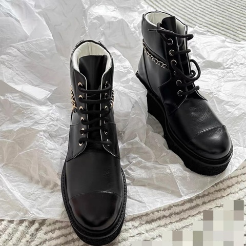 閒置未使用Chanel 香奈兒皮穿鏈 厚底短靴 36碼 輕量化的厚底，附件：盒子  跟高5.5cm