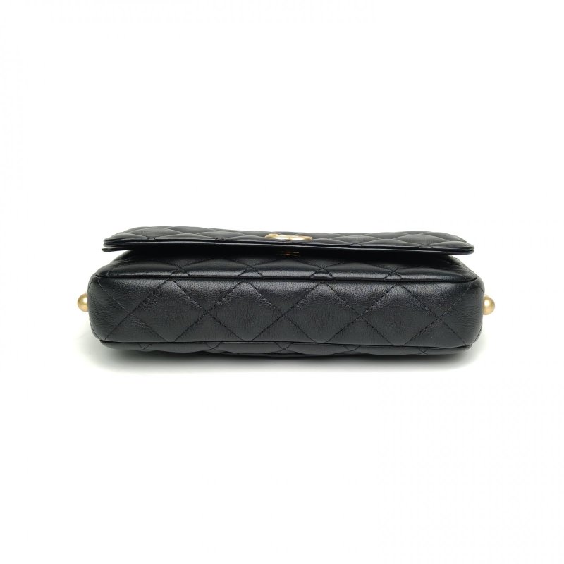 CHANEL 21SCFWOC黑色31開金扣牛皮珍珠拼皮肩帶肩背包-4