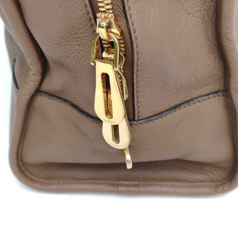 LOEWE Amazona36Bag棕色牛皮金扣肩背包-4