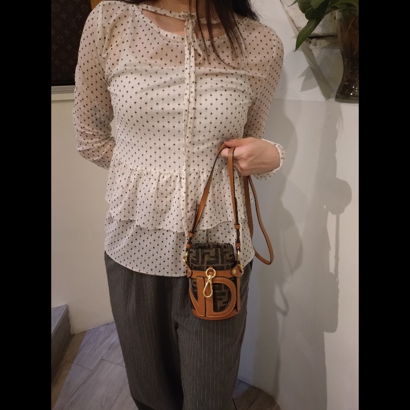 Fendi 咖皮邊FF logo 布束口斜背小水桶包-1