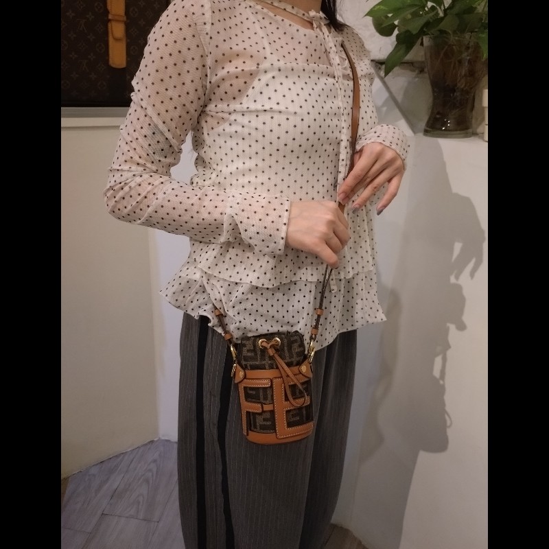Fendi 咖皮邊FF logo 布束口斜背小水桶包-2