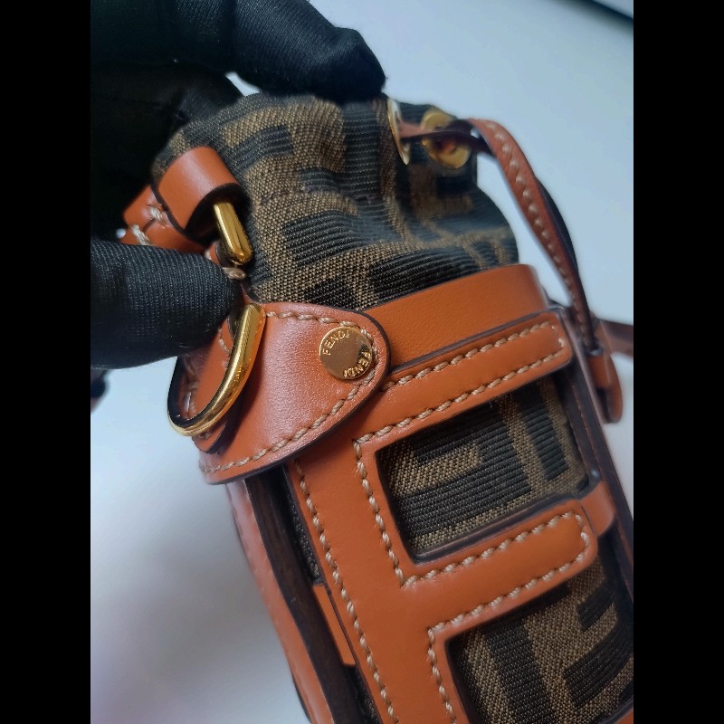 Fendi 咖皮邊FF logo 布束口斜背小水桶包-7