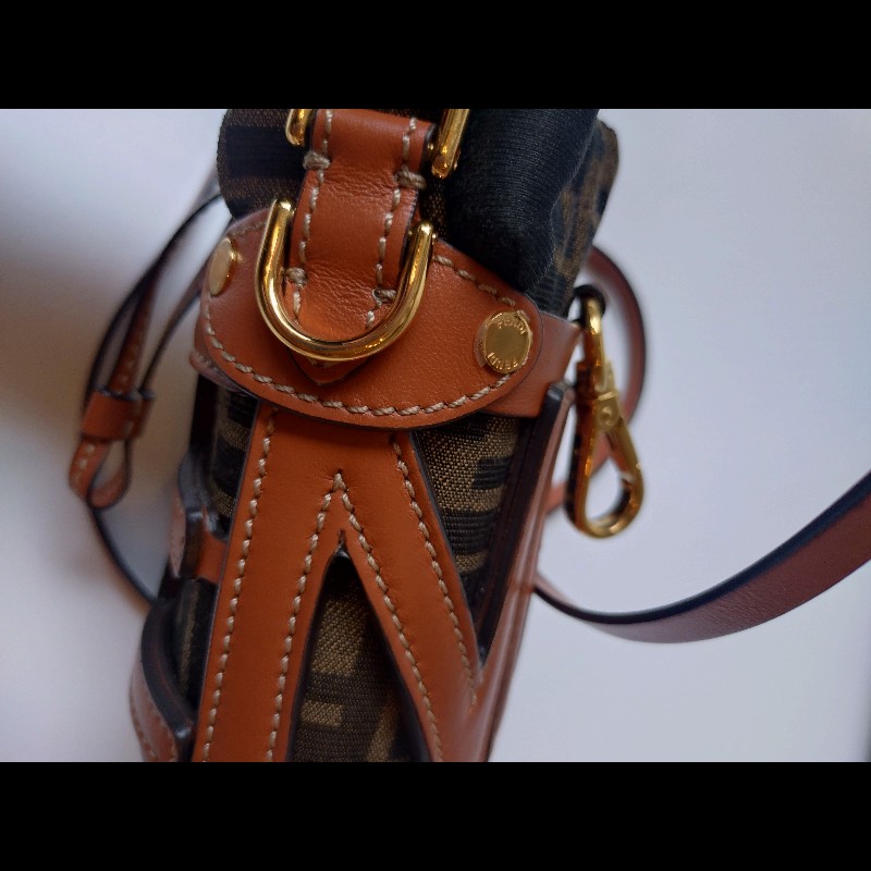 Fendi 咖皮邊FF logo 布束口斜背小水桶包-9