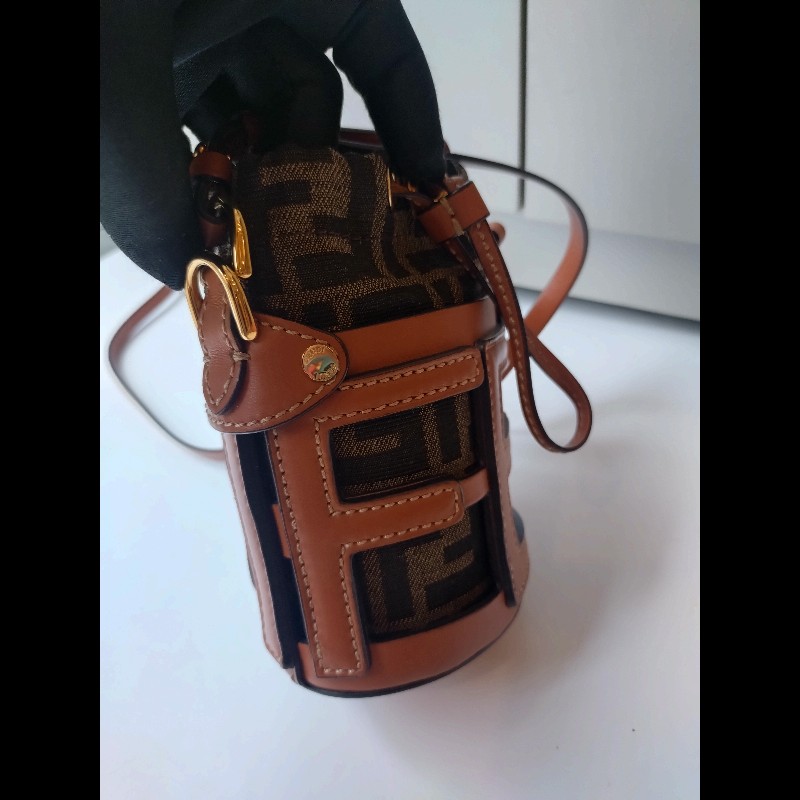 Fendi 咖皮邊FF logo 布束口斜背小水桶包-10