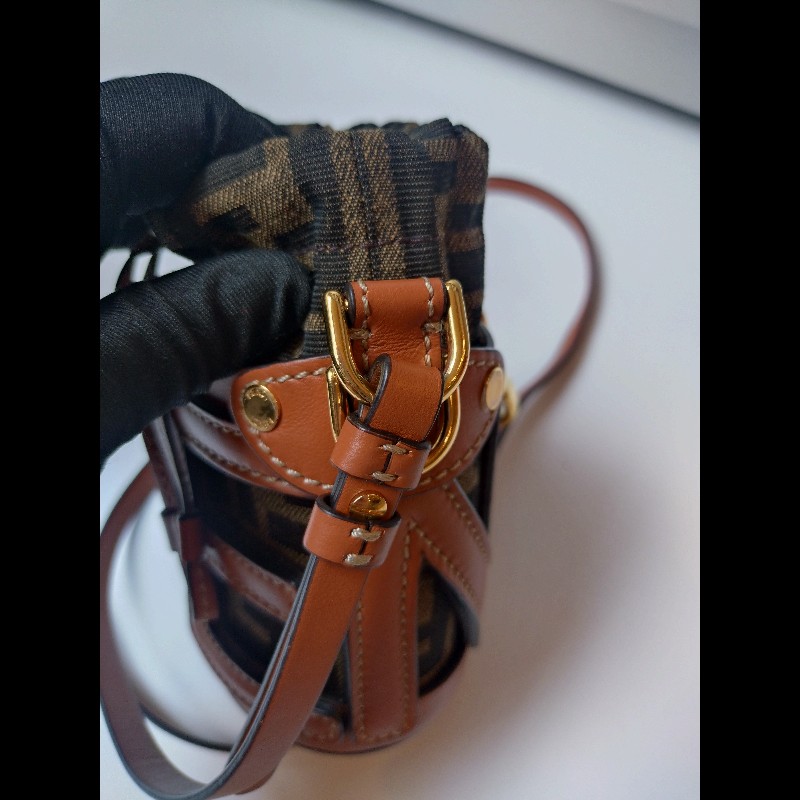 Fendi 咖皮邊FF logo 布束口斜背小水桶包-11