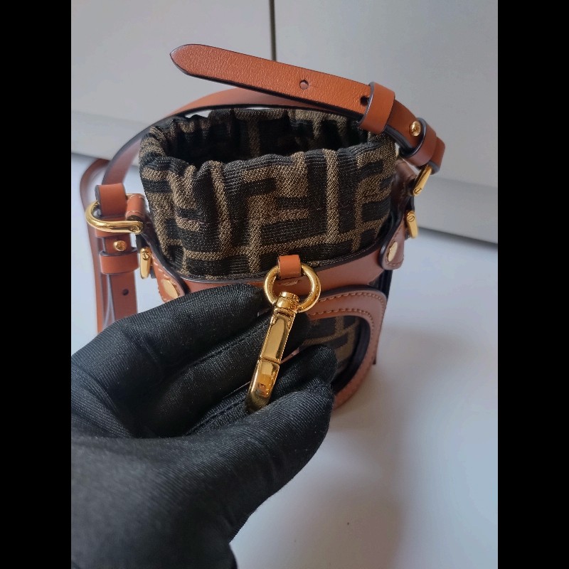 Fendi 咖皮邊FF logo 布束口斜背小水桶包-12