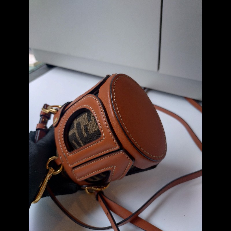Fendi 咖皮邊FF logo 布束口斜背小水桶包-14