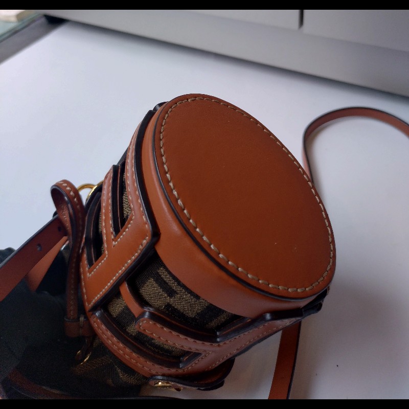 Fendi 咖皮邊FF logo 布束口斜背小水桶包-17
