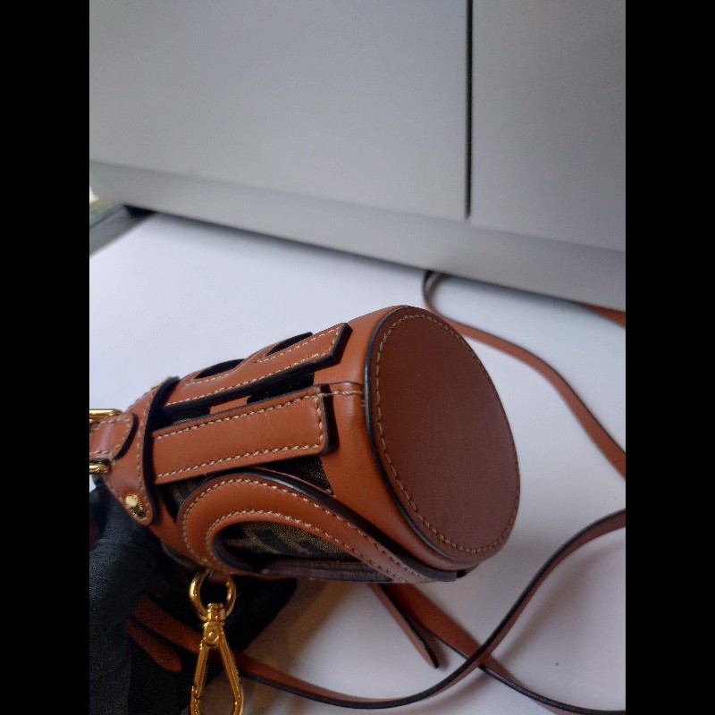 Fendi 咖皮邊FF logo 布束口斜背小水桶包-18