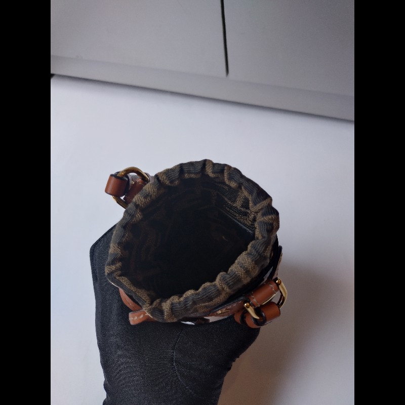 Fendi 咖皮邊FF logo 布束口斜背小水桶包-19