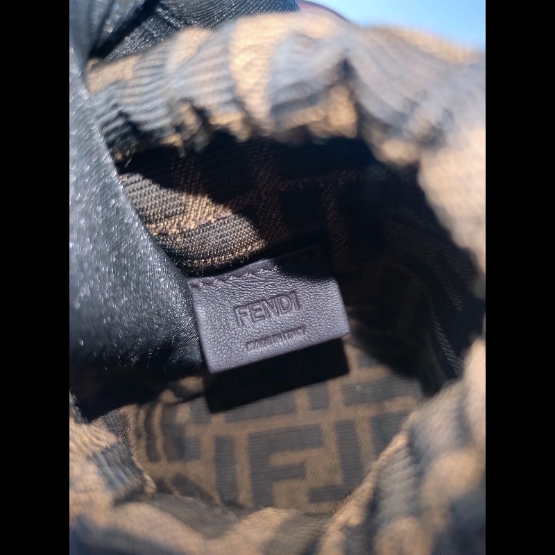 Fendi 咖皮邊FF logo 布束口斜背小水桶包-21